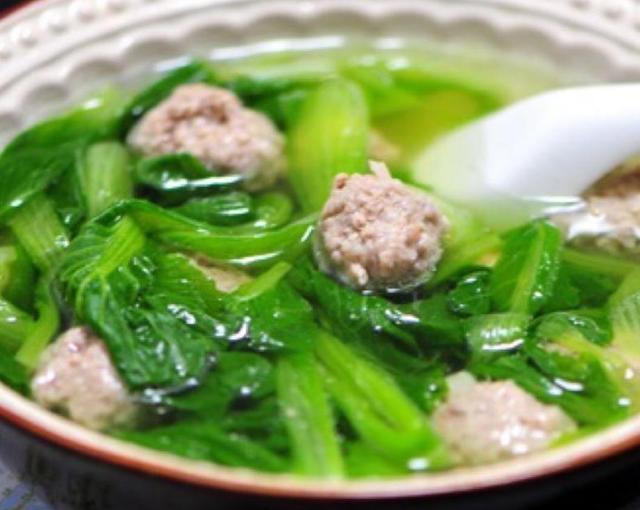 春天干燥,做一碗青菜丸子汤,清淡鲜美不油腻,孩子一口气喝2碗