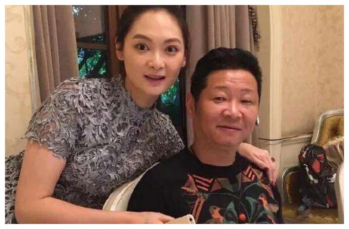 如今养鸡身价上亿,娶小15岁1米8娇妻