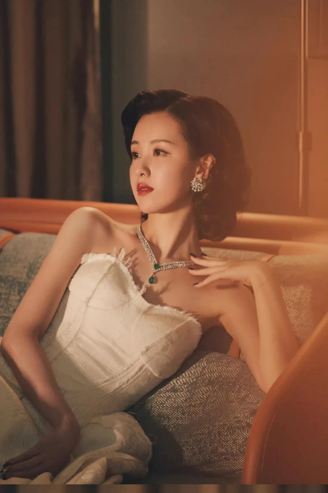 女星陈都灵抹胸美照