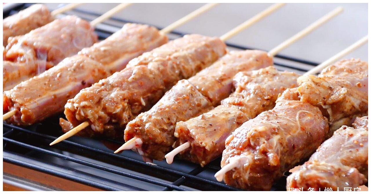 烤至鸭脖子外表变得焦黄,撒一点烧烤料,继续再烤一会儿,就可以出炉了