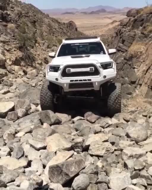 越野车能爬石头山