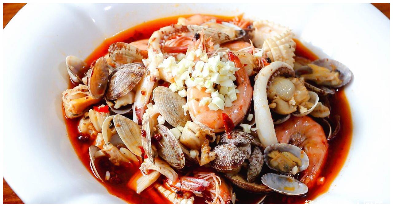 天气寒冷,教你麻辣小海鲜的做法,红红火火的一大碗,开胃解馋