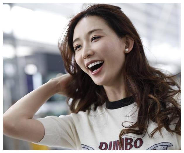 45岁林志玲回国现身机场,穿露脐装大笑露齿,宛如二十岁少女!