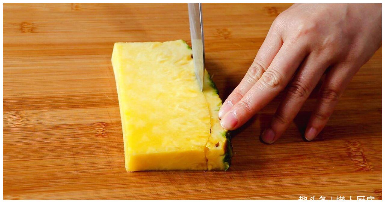 用菠萝咕咾肉的做法做香肠,酸甜可口,开胃又下饭,看着就有食欲