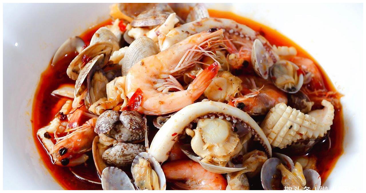 天气寒冷,教你麻辣小海鲜的做法,红红火火的一大碗,开胃解馋