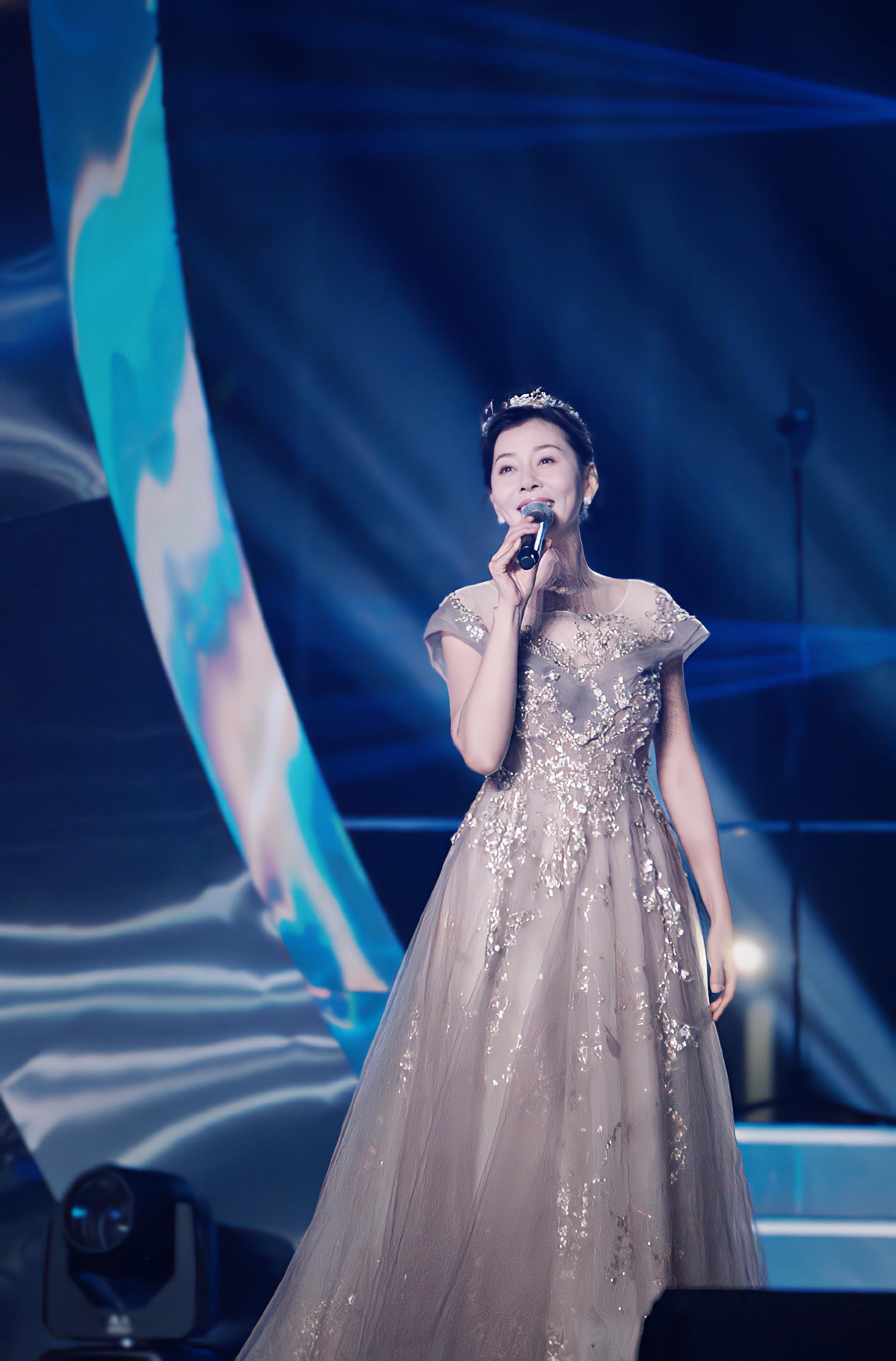 张雅萌亮相海南春晚高贵大气彰显气质