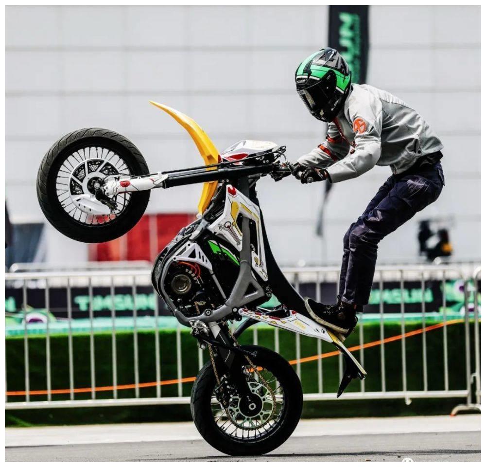 几番试驾下来刘辉对暴蜂的表现赞不绝口轻松的起头