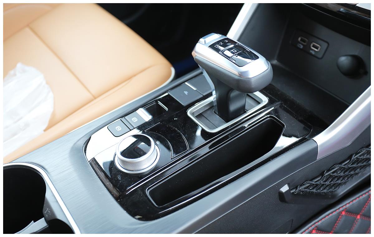 新车不仅标配了8at手自一体变速箱,驾驶室内还匹配了电子换挡杆.