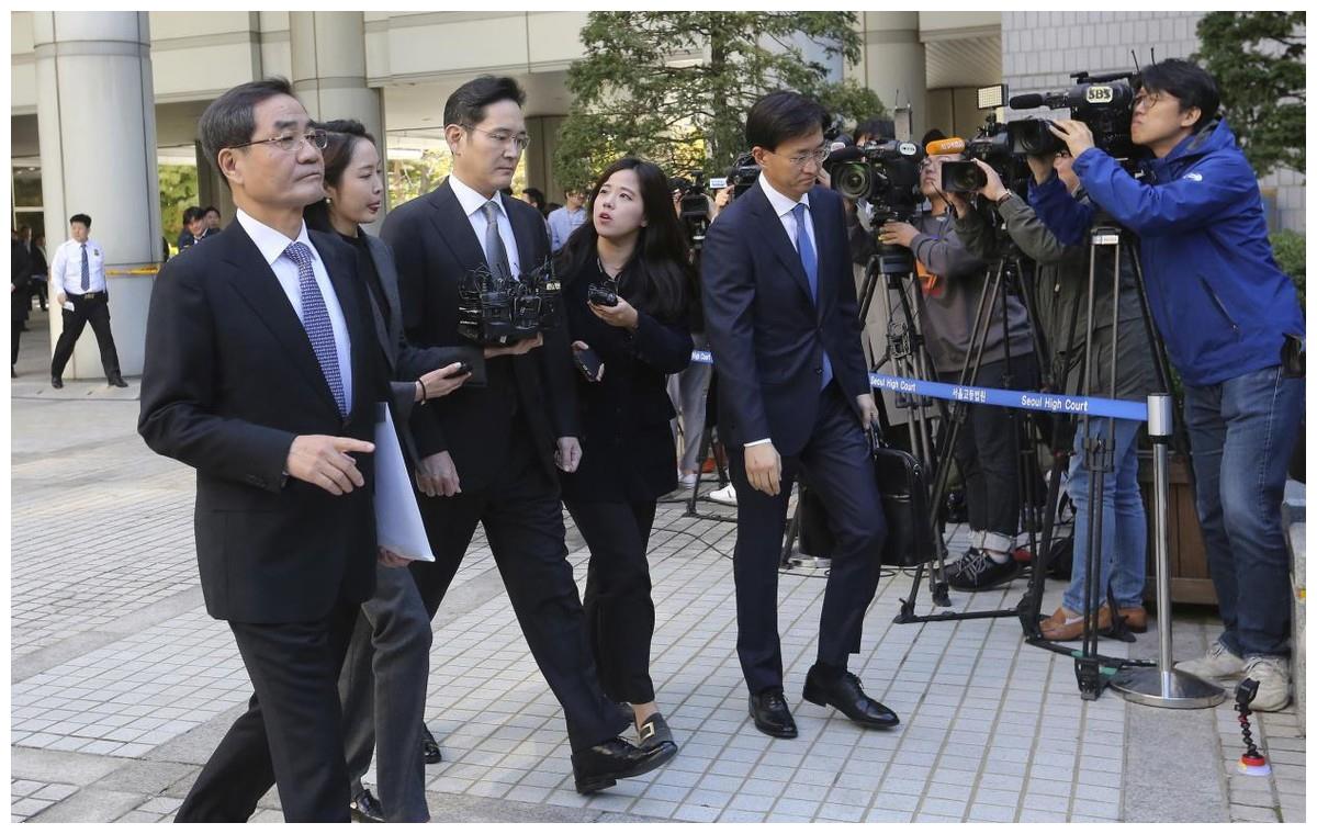 “朴槿惠下场凄惨，文在寅慌不慌？”青瓦台丑闻曝光，<a href=