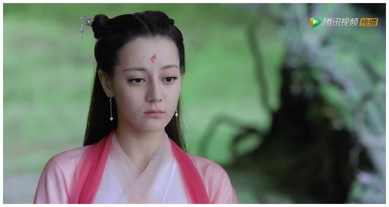 迪丽热巴的白凤九,衣服也大都以纯色纱裙为主,而且人家的还是"围巾式