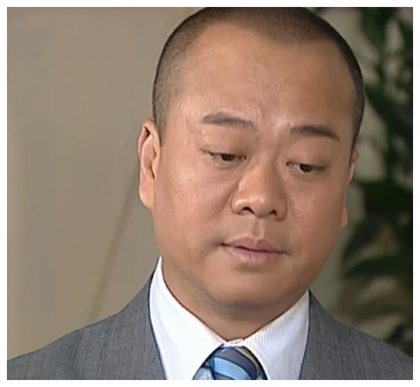 娶了赌王女儿,一辆车开8年至今还在用,剧组还找他借车