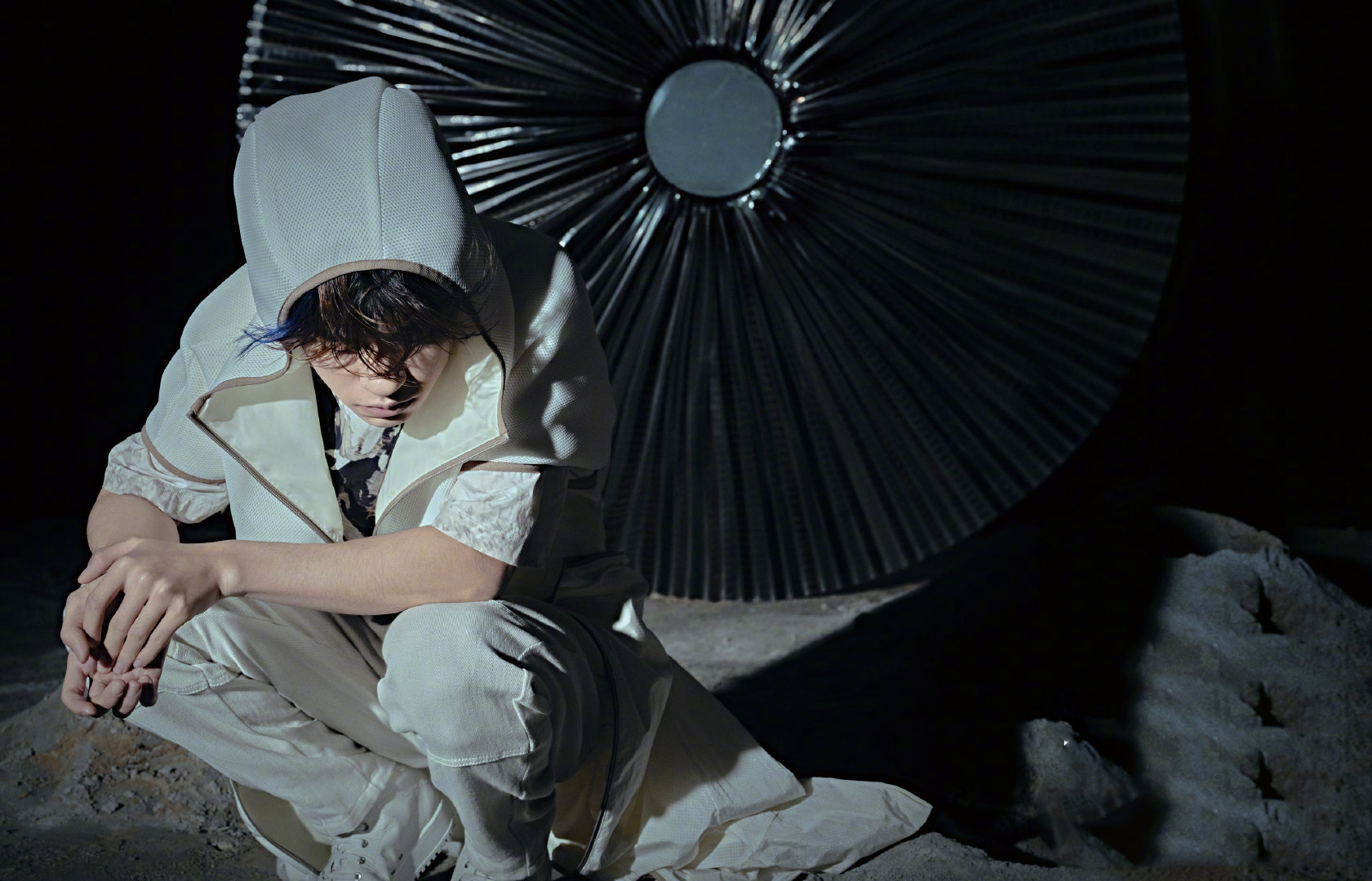 易烊千玺时尚芭莎三月刊封面释出,身穿克莱因蓝套装__财经头条