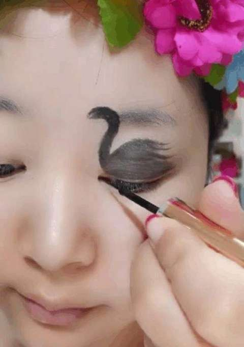 女子将眼皮画成天鹅状,眨巴眼睛的时候,竟是这个效果