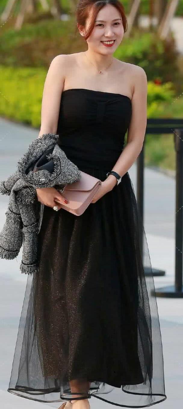 街拍:小姐姐一袭黑纱长裙搭呢子外套,优雅大气