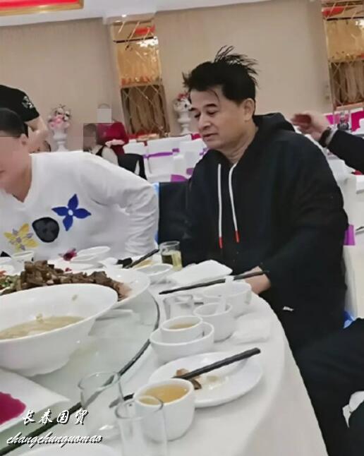 62岁毕福剑新年会友聚餐,不修边幅头发凌乱显沧桑