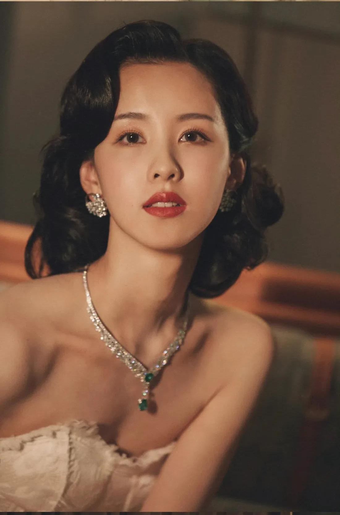 女星陈都灵抹胸美照