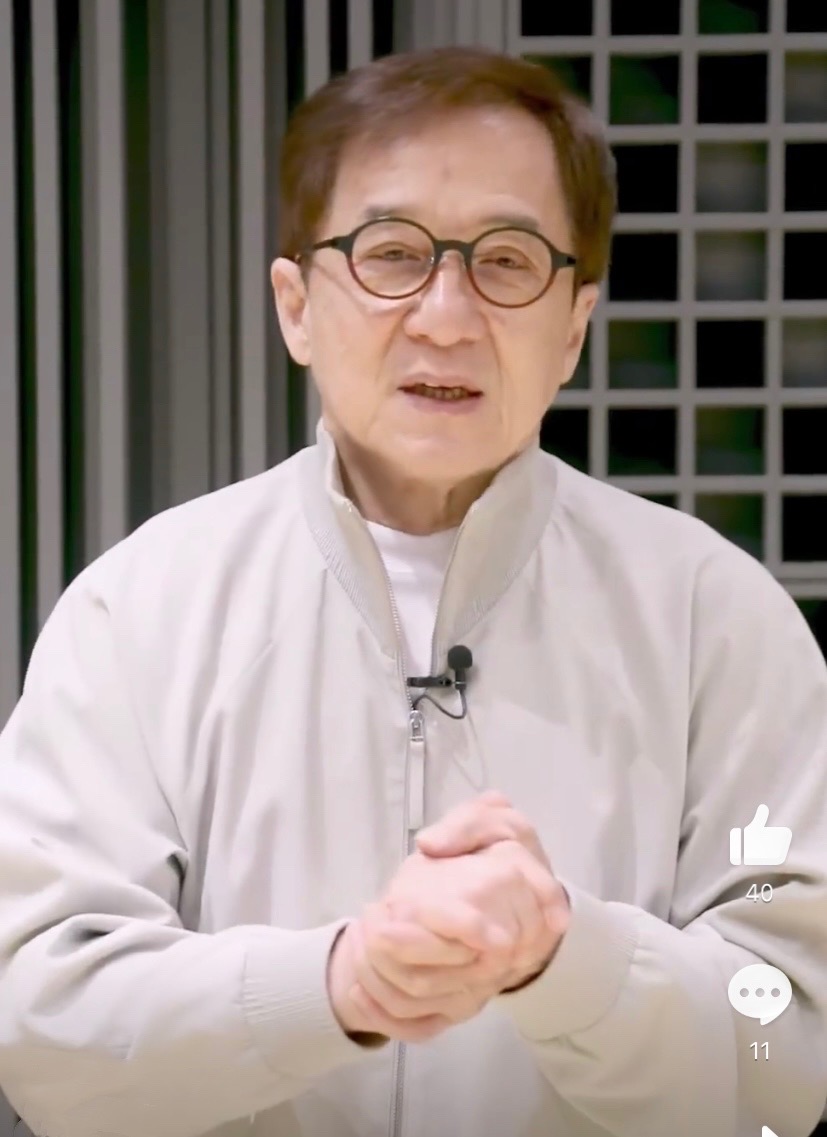 成龙迎来68岁生日！近照里精神状态不错，还与<a href=