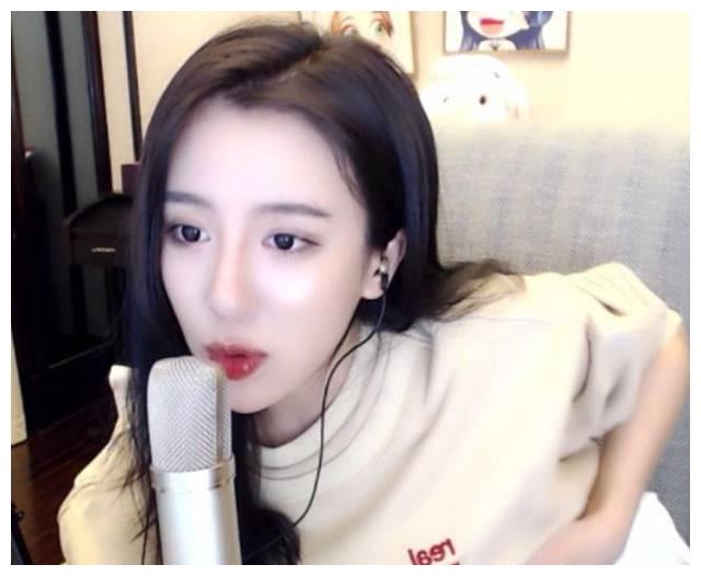 和呆妹比差远了!小团团罕见全身照曝光?这身板够圆润!