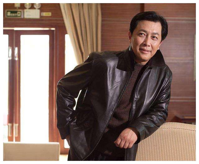 68岁唐国强罕见露面,和友人亲切交谈气色佳,二婚两子也幸福__财经头条