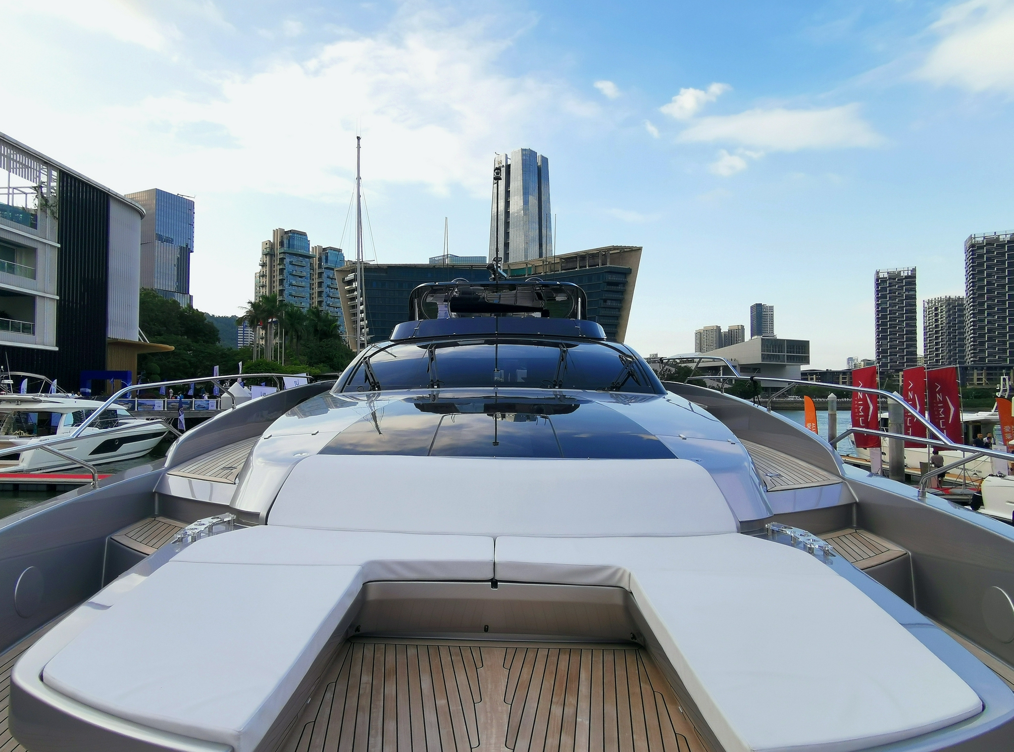 价值1亿的丽娃riva90超豪华游艇亮相深圳