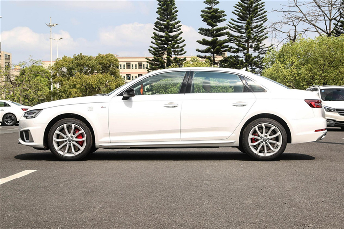 简约的线条设计,让奥迪a4l的侧面看着十分运动.