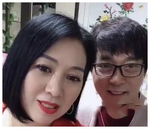 赵本山力捧的女弟子嫁给小4岁李玉刚恩师如今57岁婚姻很幸福