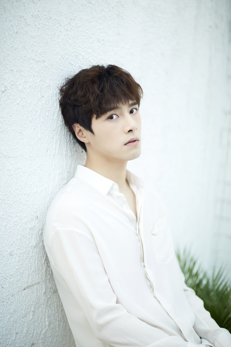 方逸伦白衬衣搭配休闲裤宛如童话骑士治愈系写真