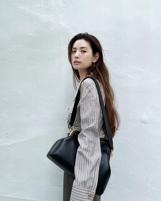 韩国女艺人nana社交网站发近照秀性感魅力