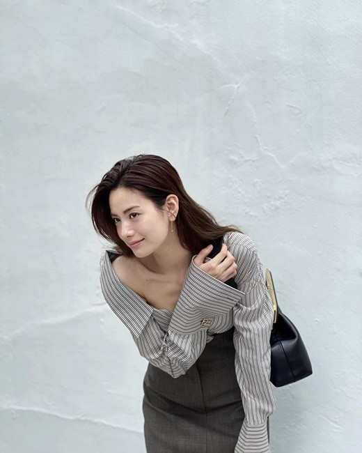 韩国女艺人nana社交网站发近照秀性感魅力