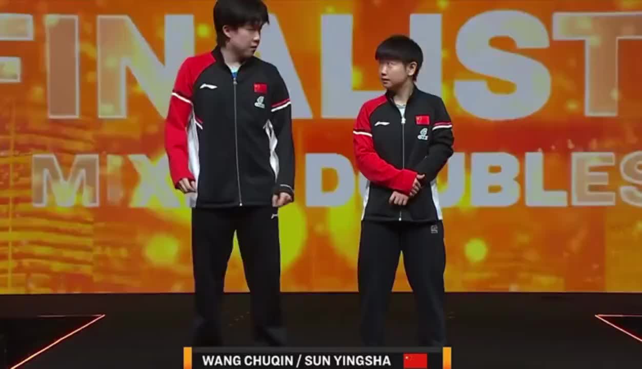 张怡宁为混双亚军颁奖，两个漂亮的孩子。