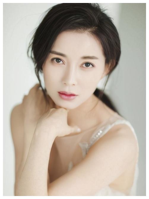 刘敏:曾是知名主持人,转型演员后沦为女配,如今怎样了?