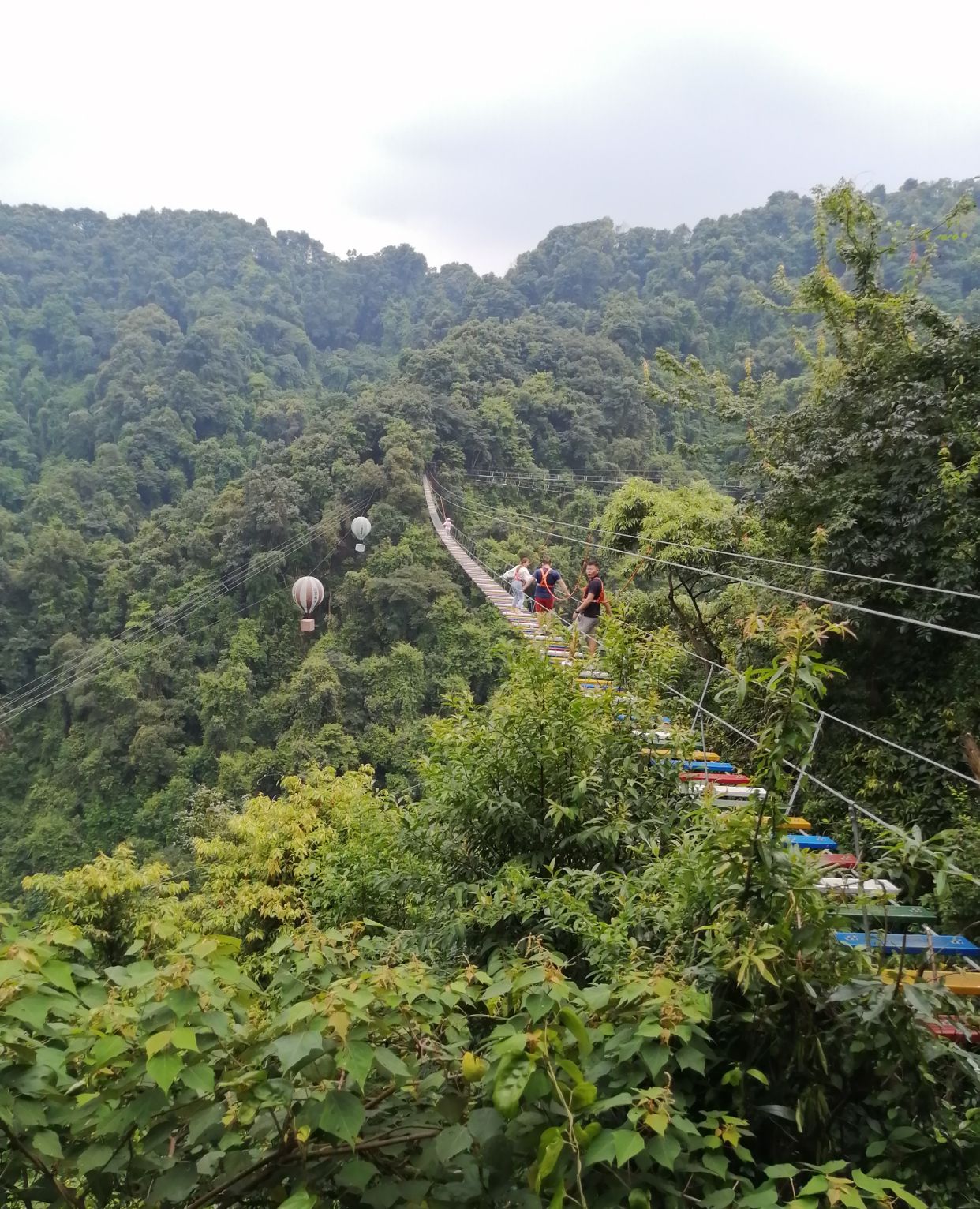 3/ 6进入景区小道2/ 6景区梦鸣苗寨1/ 6双龙沟景区大门