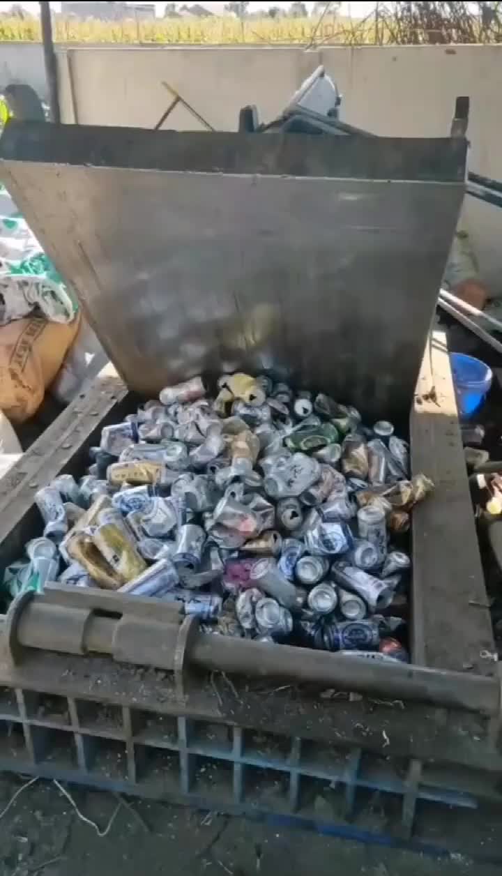 喝完的易拉罐原来是这样处理的用这个机器压扁不知道怎么样