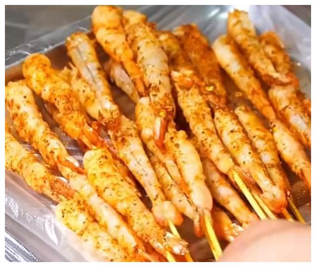 南部最爽烤虾,四块钱一串虾肉甘甜弹牙,客人都是100串起吃