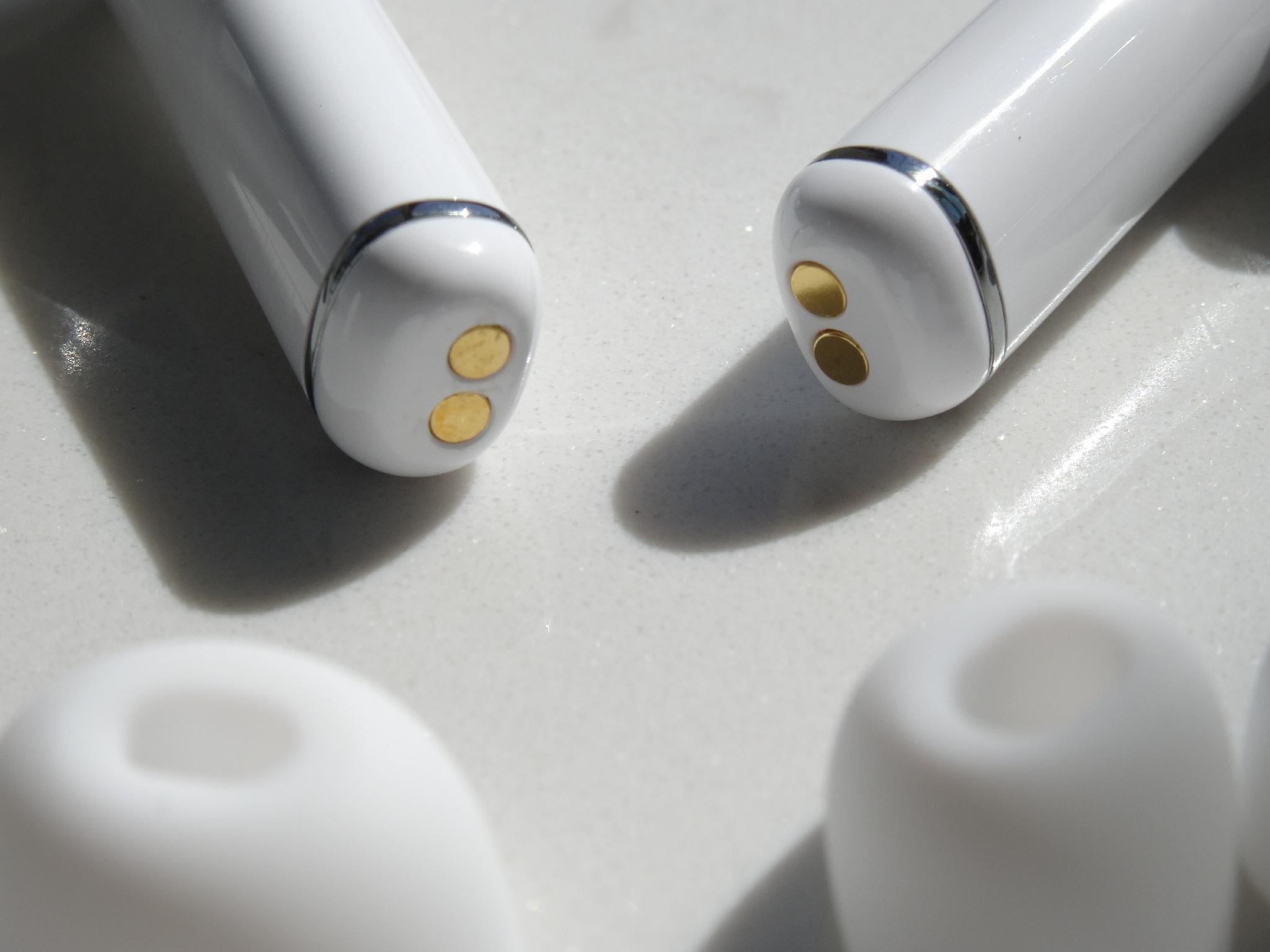 耳机底部为磁吸接触式充电口.轻轻一放即可充电.随充,随用.