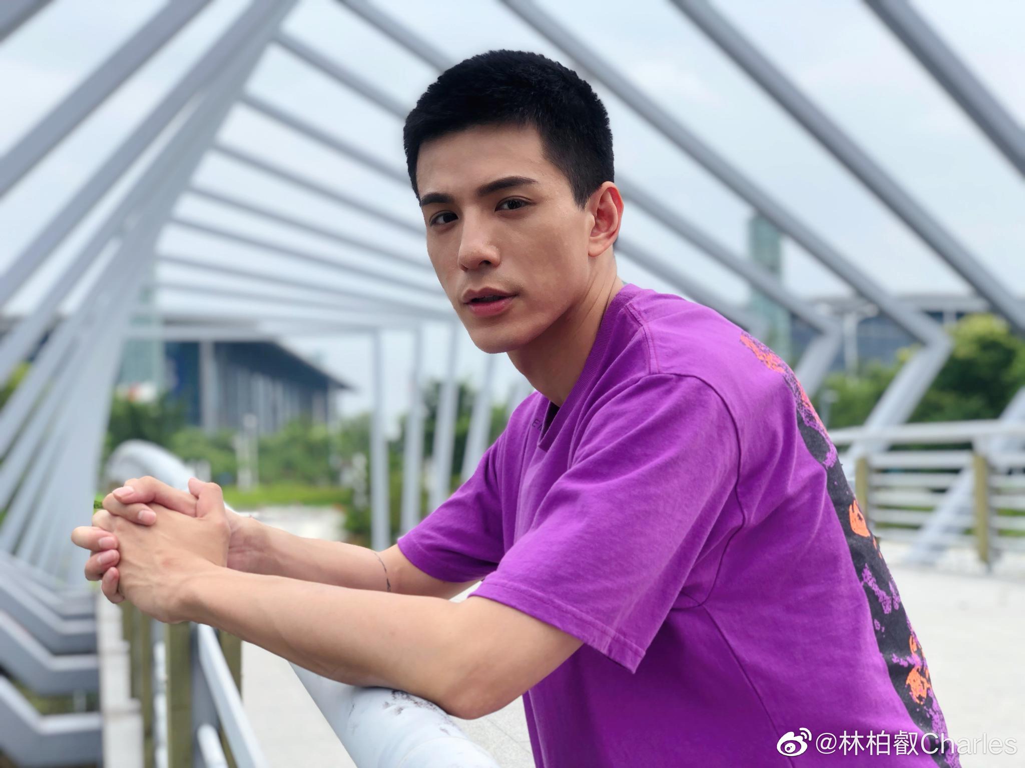 组图:林柏睿又晒寸头照 紫色t恤阔腿牛仔裤超吸睛