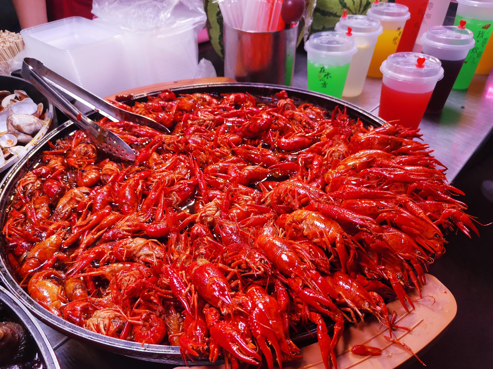 夜色渐浓,邀三五好友,到太原的夜市逛逛,点上几样特色美食,寻一处僻静