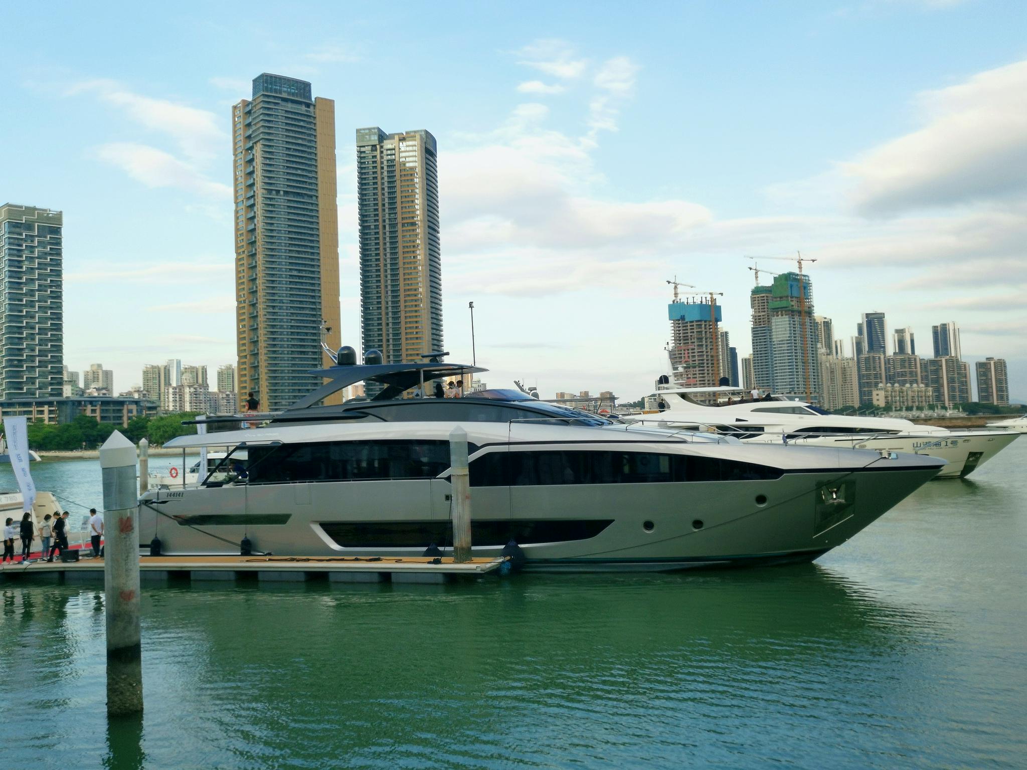 价值1亿的丽娃riva90超豪华游艇亮相深圳