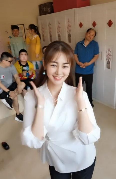 《乡村爱情》王小蒙自曝出生后没见过父母,称:命运给我太多苦难_高清