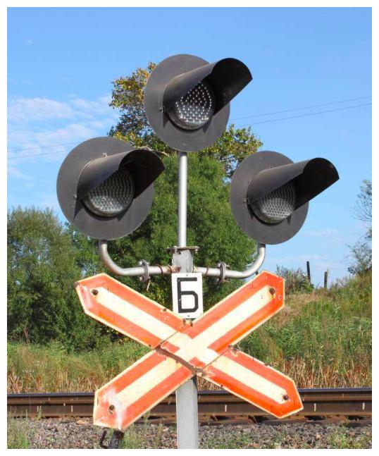 火车的系统和我们想象的还是不太一样的,在铁路上也是需要有红绿灯来