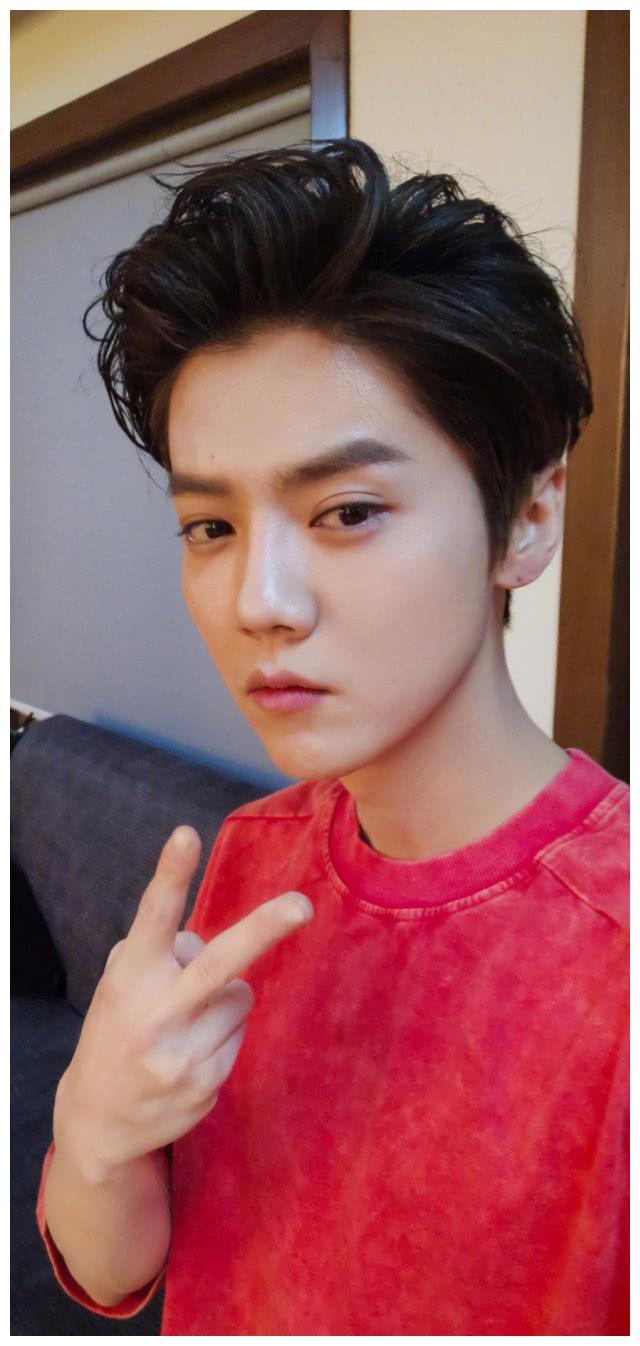 有种盛世美颜叫鹿晗,五官清秀皮肤白皙,大眼睛自带眼线效果