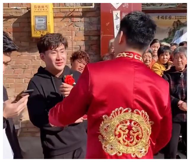 感动！山东一小伙不舍姐姐出嫁哭成泪人，离别时姐夫下车安慰弟弟休闲区蓝鸢梦想 - Www.slyday.coM