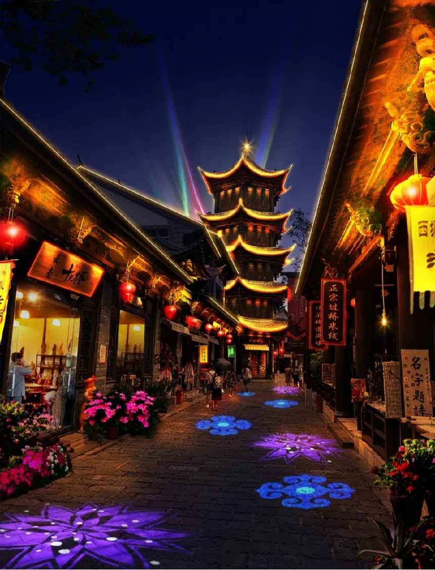 温馨繁华的夜景下,赏玩之余,与朋友家人品尝五味俱全的集云南多个少数