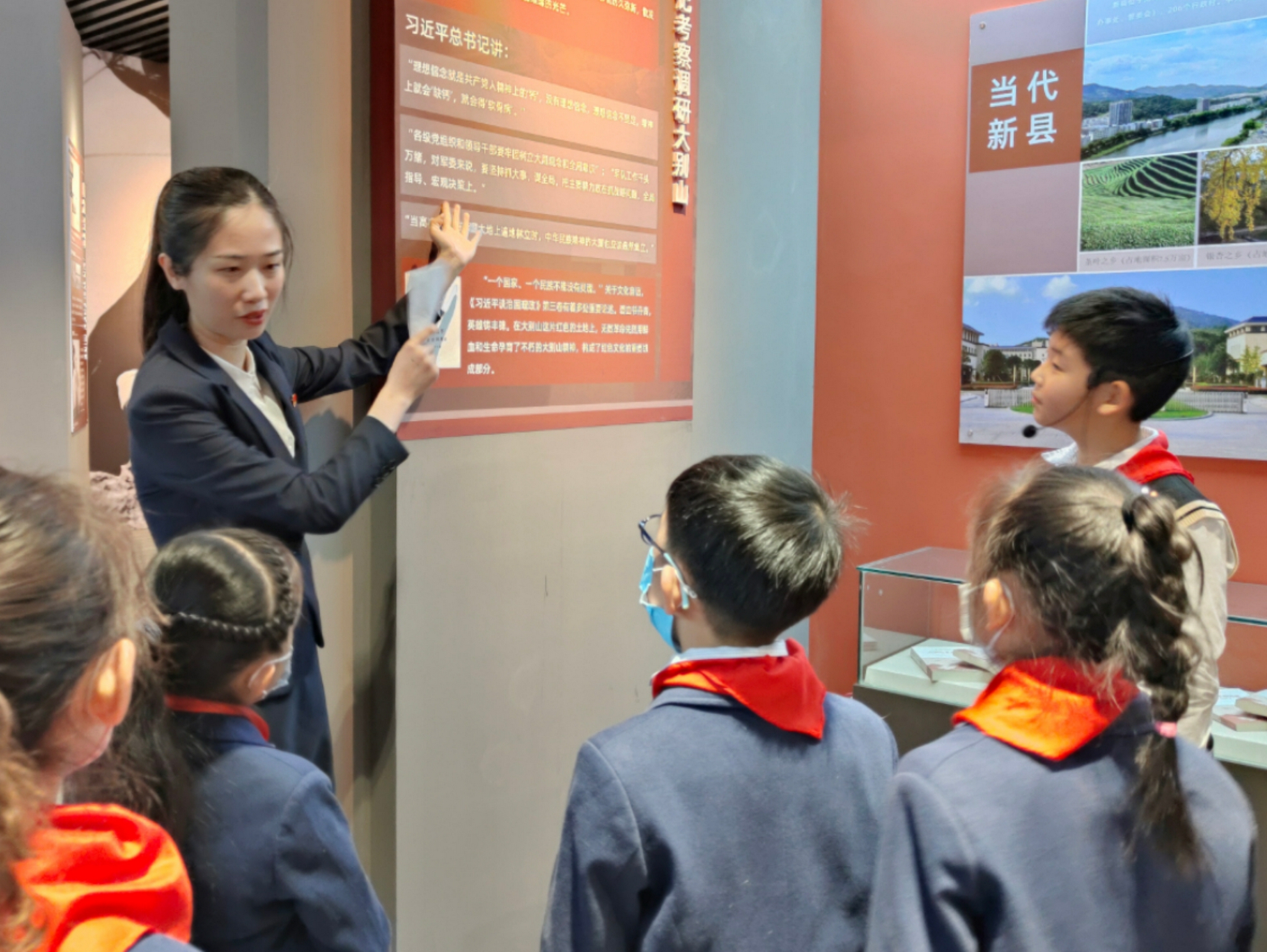 跟着团员姐姐讲党的故事 中原区百花艺术小学讲解员走进省图书馆|图书