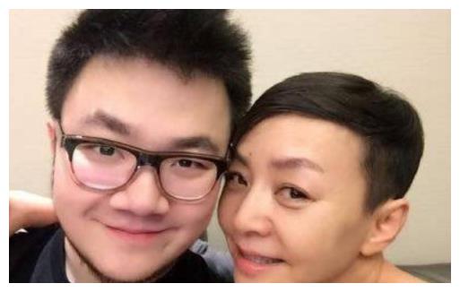 同是英达儿子,一个年薪百万为国争光,另一个被吐槽"反面教材"|巴图