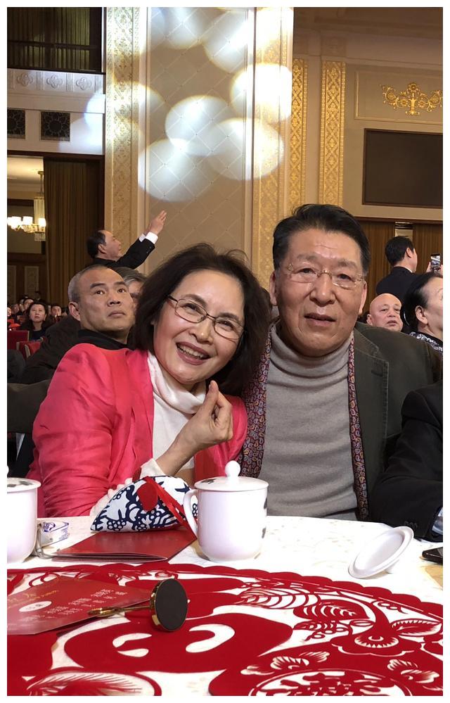 宋晓英近照,如今的宋晓英已经66岁了,她与丈夫的感情依旧如初__财经