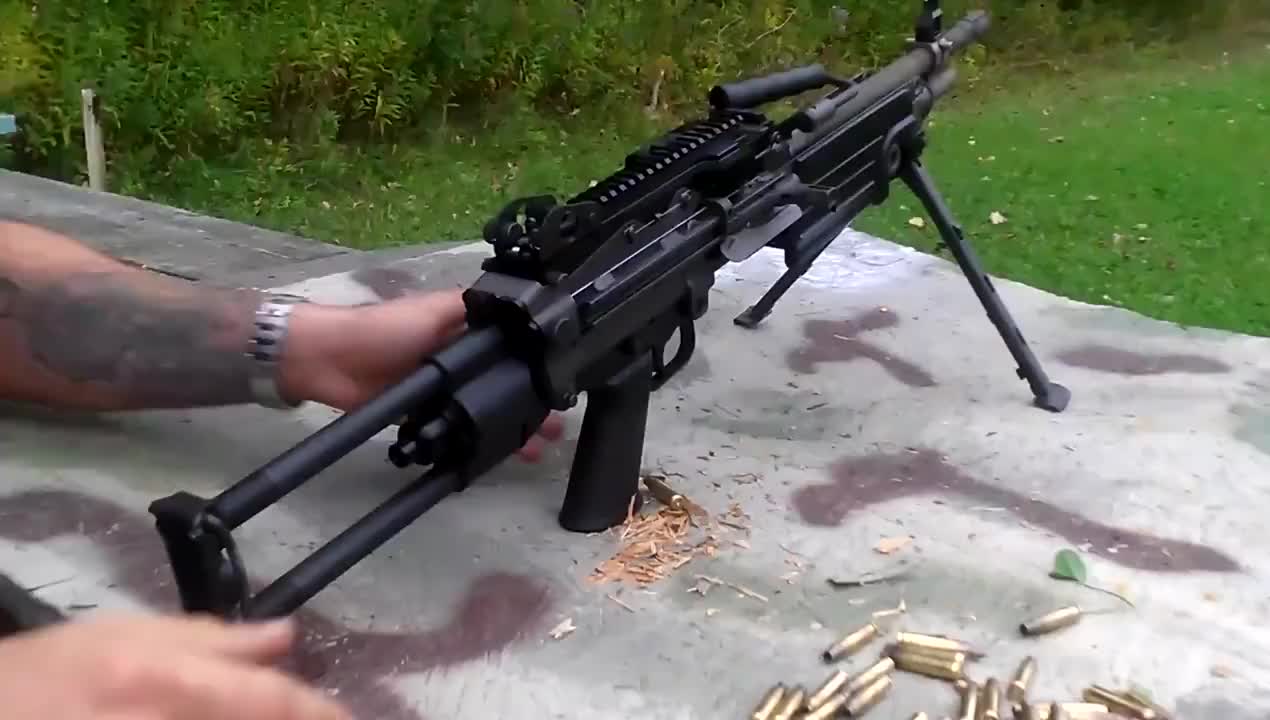 m249班用自动机枪靶场实弹射击评测,持续射击一米长弹链不卡壳
