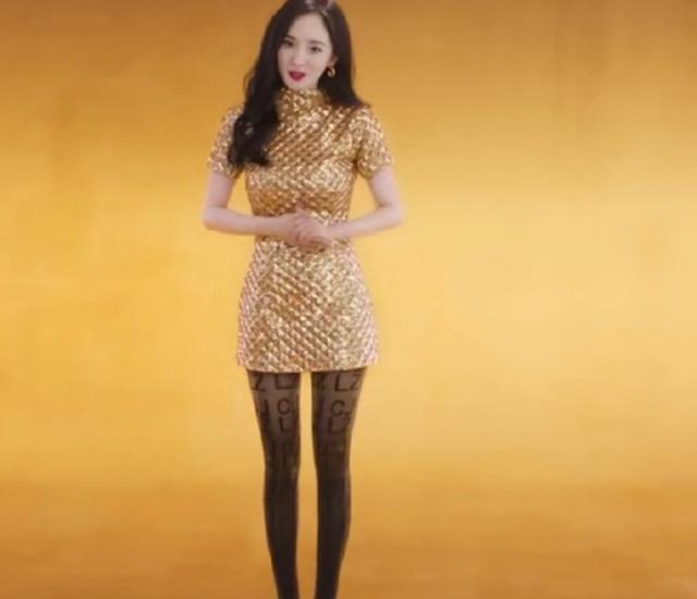 有一种洋气叫杨幂穿黑丝袜,当看到她蹲下时的腿,我没眼花吧?