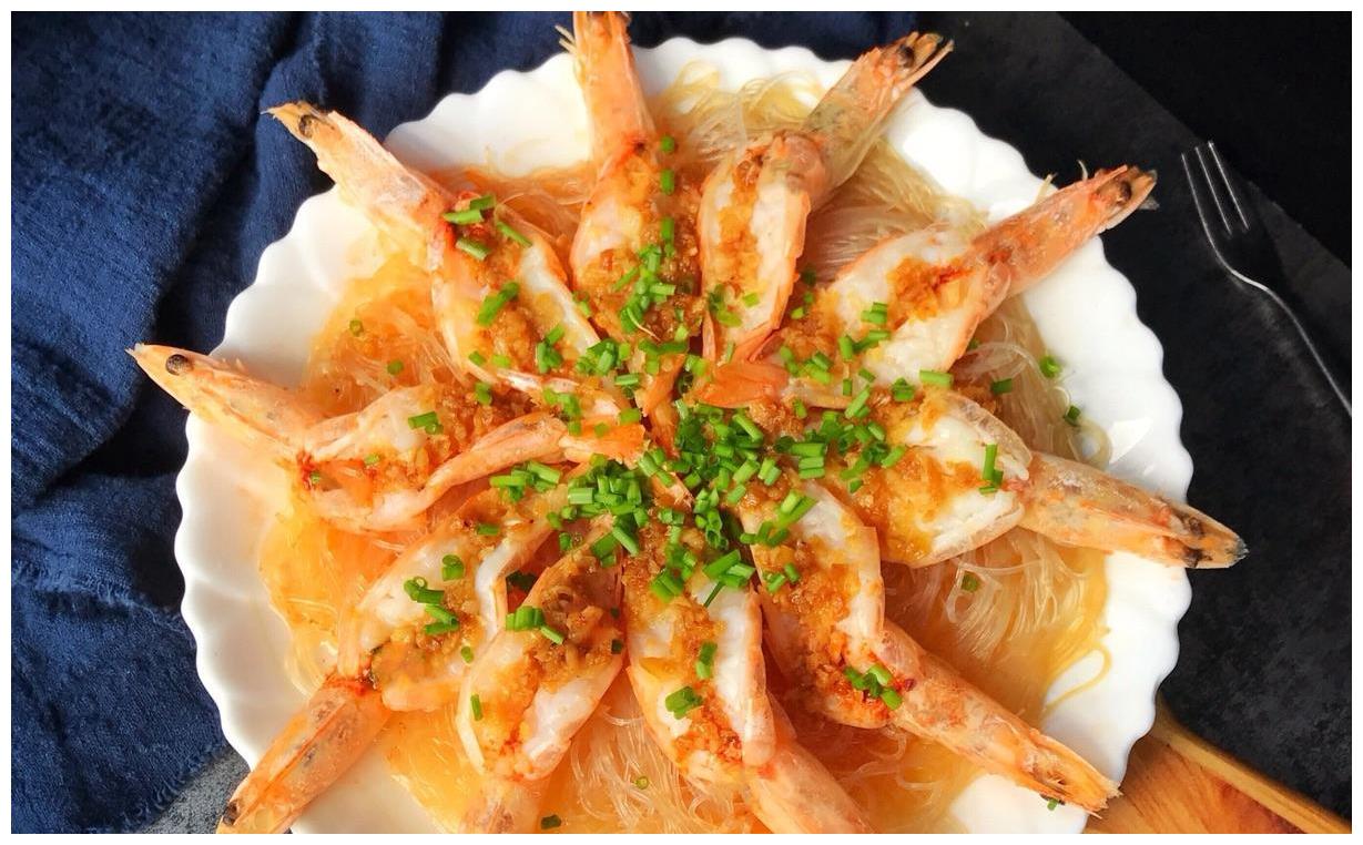 做蒜蓉粉丝虾有两个窍门掌握后厨房新手也能做出美味鲜嫩的大虾