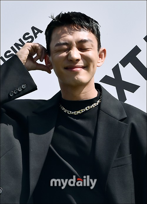 韩国艺人刘亚仁首尔出席next fashion2022